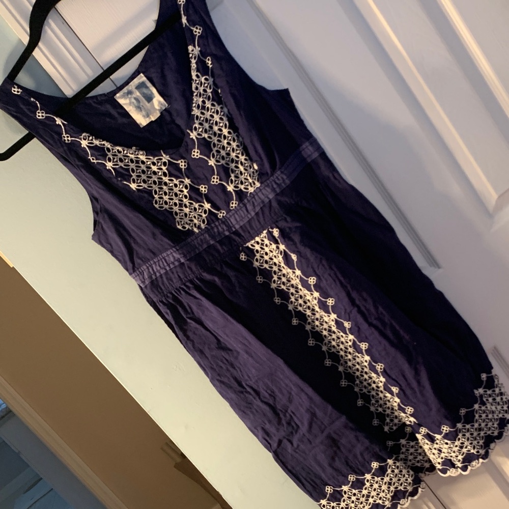Chic Navy Sleeveless dress with White Embroidery. Lined. Preworn. Size L